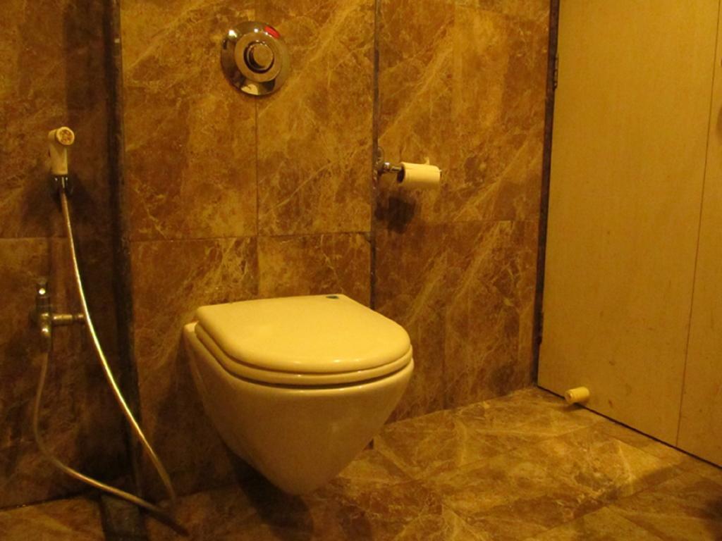 Hotel Sai Regency Даман Стая снимка