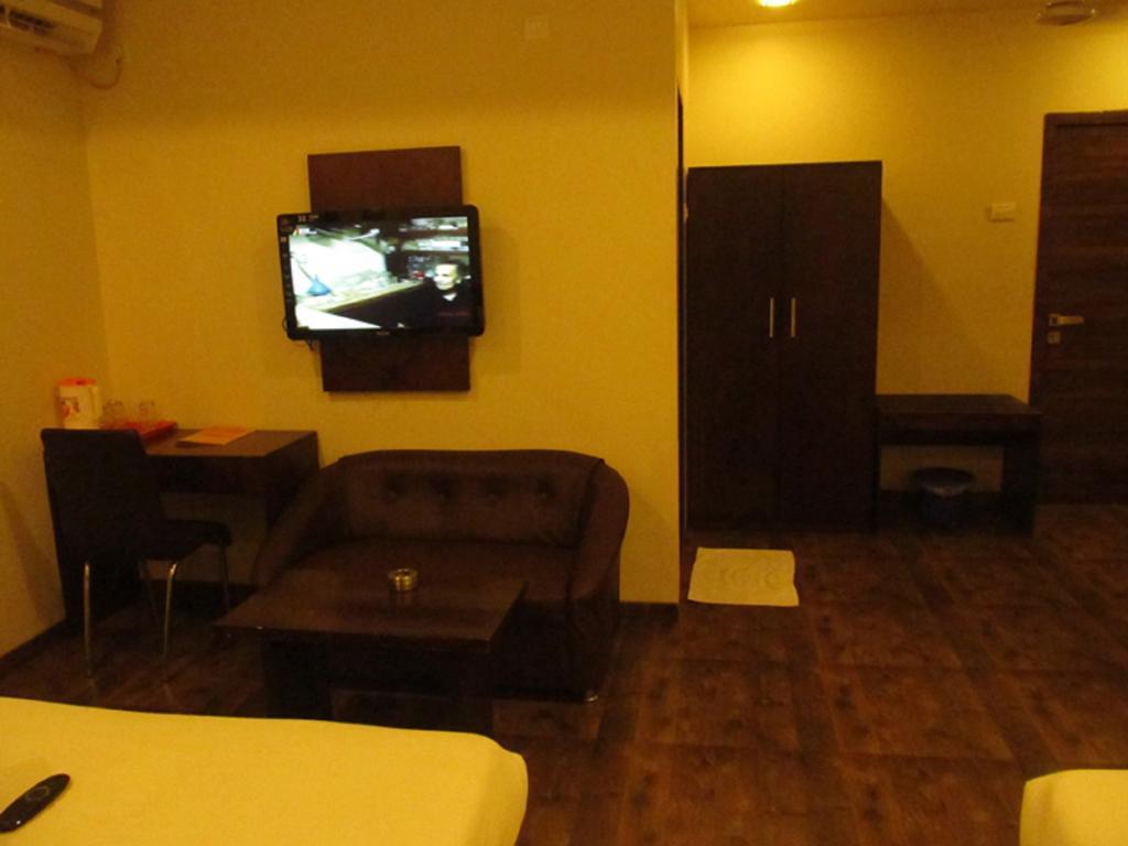 Hotel Sai Regency Даман Стая снимка