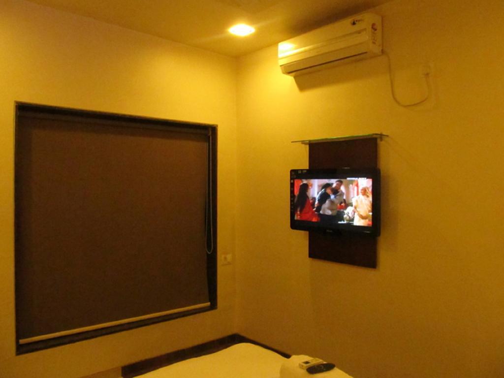 Hotel Sai Regency Даман Стая снимка