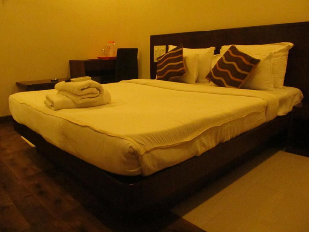 Hotel Sai Regency Даман Стая снимка