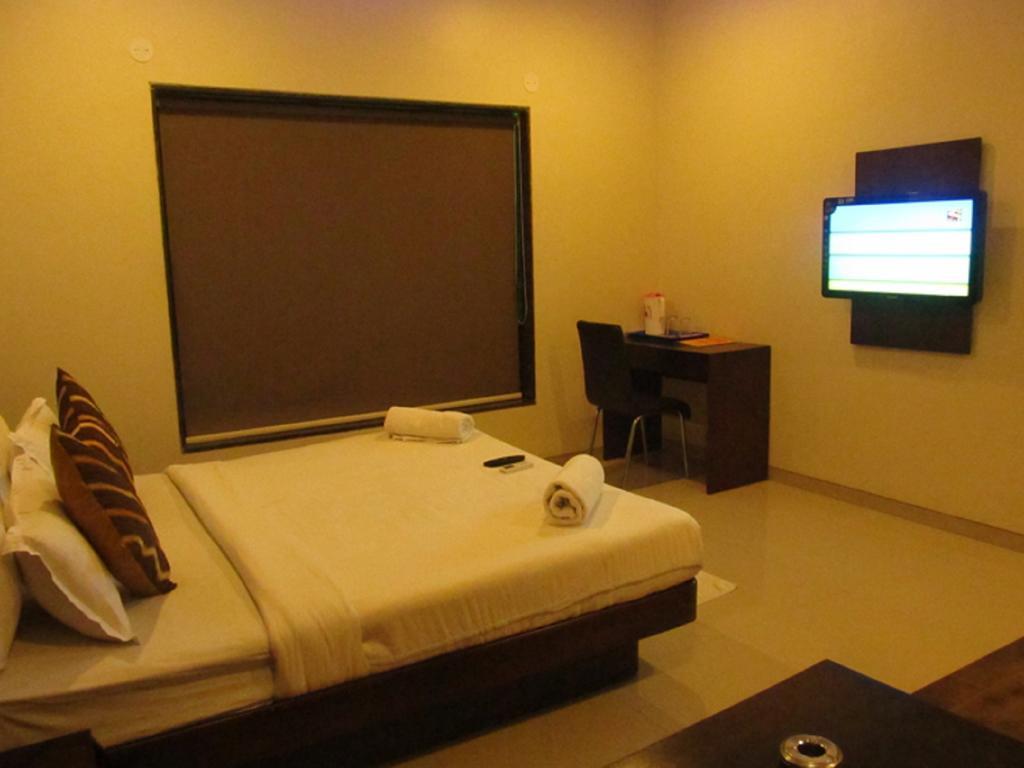 Hotel Sai Regency Даман Стая снимка