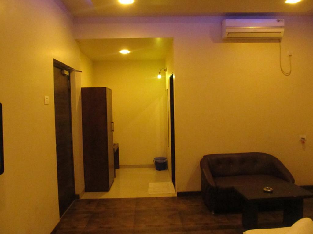 Hotel Sai Regency Даман Стая снимка